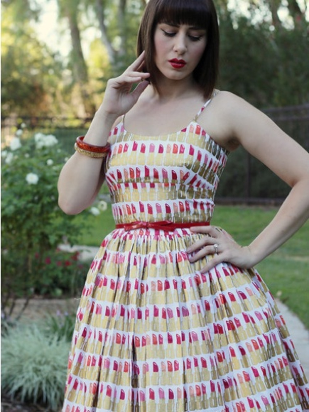 Bernie Dexter Vintage-Inspired Lipstick Print Sleeveless Dress in Red and Gold